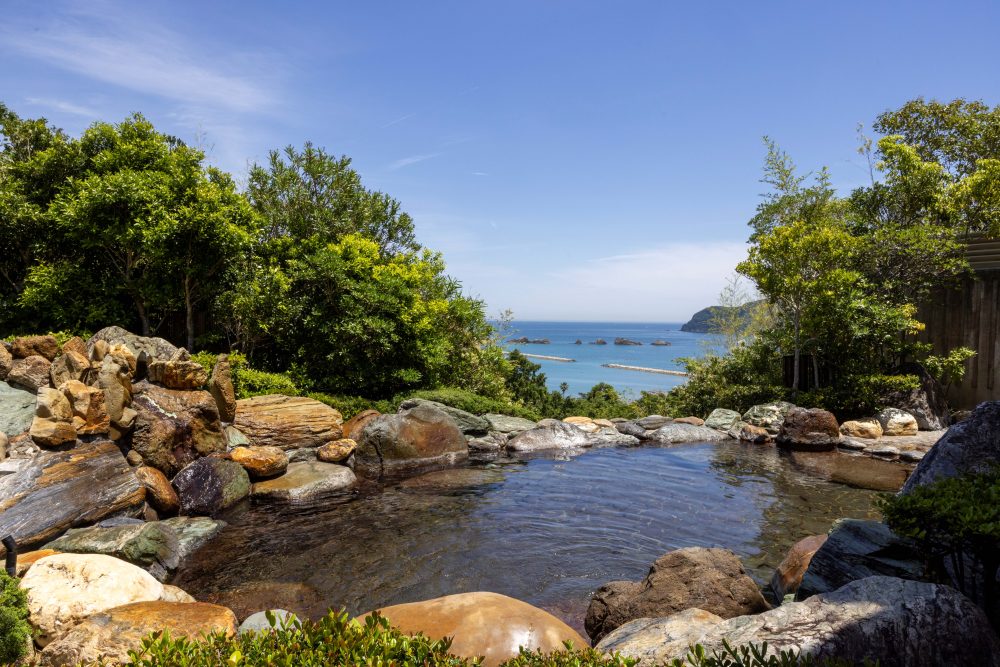 Open-air hot spring rock bath, hot spring bath